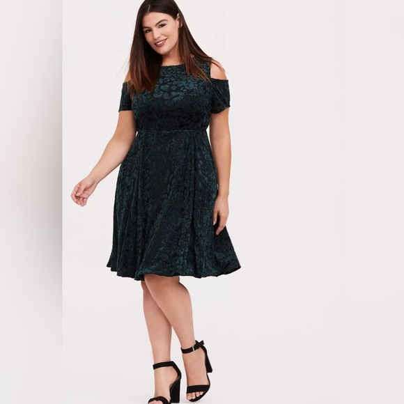 Torrid women’s green velvet burnout cold shoulder skater dress. Plus Size 2X - Picture 10 of 11